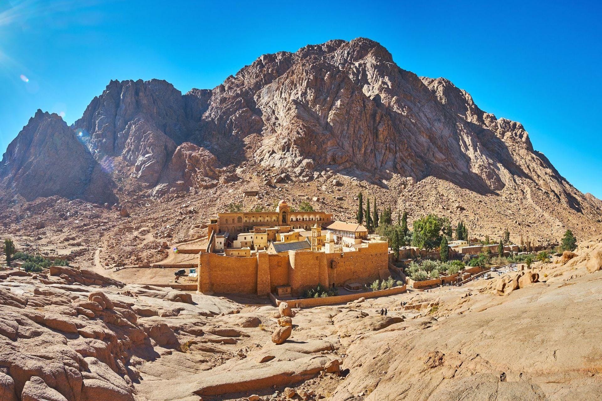 منظر واسع لدير سانت كاترين محاطًا بالجبال